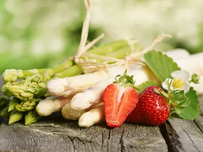 Spargel, grün und weiß, mit Erdbeeren, auf Brett, Textraum